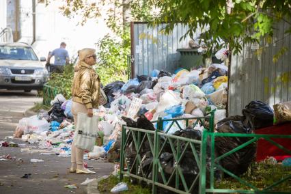 Челябинск.  Переполненные мусорные контейнеры во дворе одного из жилых домов.