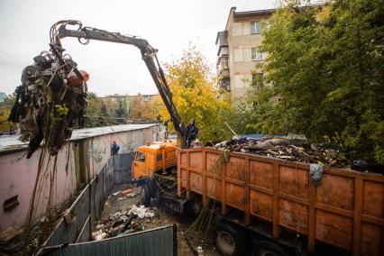 Челябинск.   Уборка мусора во дворе одного из жилых домов.