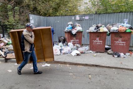 Челябинск.  Переполненные мусорные контейнеры во дворе одного из жилых домов.