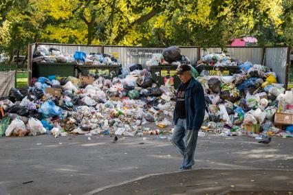 Челябинск.  Переполненные мусорные контейнеры во дворе одного из жилых домов.