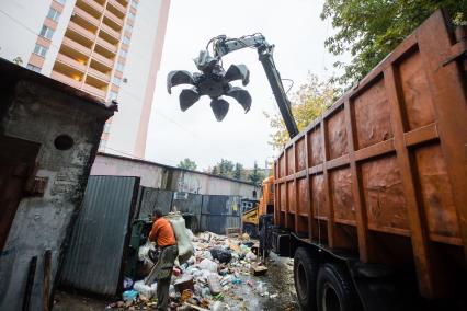 Челябинск.   Уборка мусора во дворе одного из жилых домов.