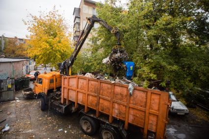 Челябинск.   Уборка мусора во дворе одного из жилых домов.