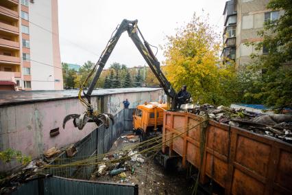 Челябинск.   Уборка мусора во дворе одного из жилых домов.