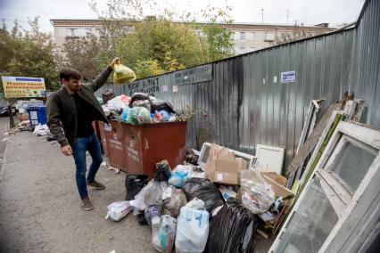 Челябинск.  Переполненные мусорные контейнеры во дворе одного из жилых домов.