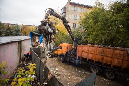 Челябинск.   Уборка мусора во дворе одного из жилых домов.