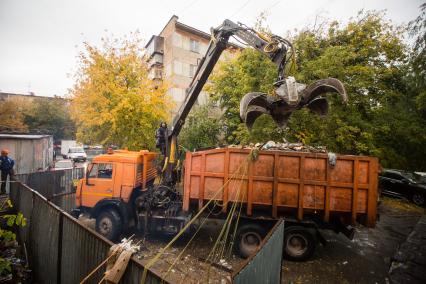 Челябинск.   Уборка мусора во дворе одного из жилых домов.