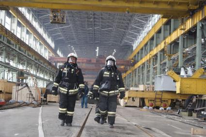 Екатеринбург. Сотрудники МЧС, в цехе завода УЗТМ, во время проведения командно-штабных учений в рамках всероссийской тренировки по гражданской обороне