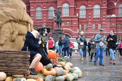 Москва. Прохожие во время гастрономического фестиваля `Золотая осень - 2018` на Манежной площади.