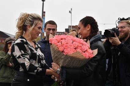 Москва. Телеведущая Ольга Бузова (справа) вручила ключи победительнице `гива` - девушке-блогеру.