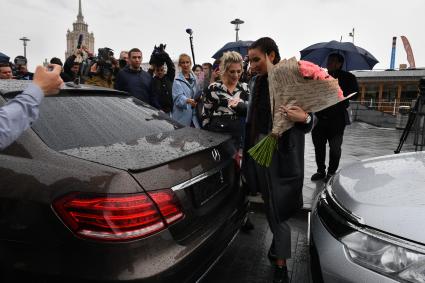 Москва. Телеведущая Ольга Бузова (справа) вручила ключи победительнице `гива` - девушке-блогеру.