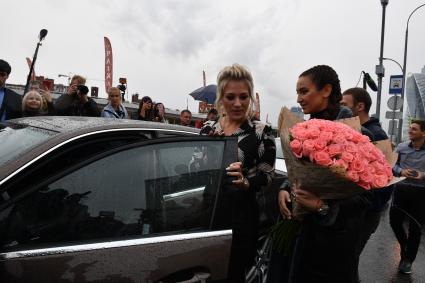 Москва. Телеведущая Ольга Бузова (справа) вручила ключи победительнице `гива` - девушке-блогеру.