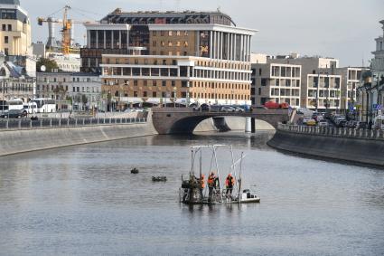 Москва. Рабочие убирают на зиму плавучие фонтаны Водоотводного канала.