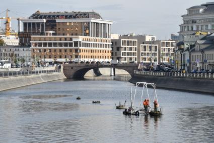 Москва. Рабочие убирают на зиму плавучие фонтаны Водоотводного канала.