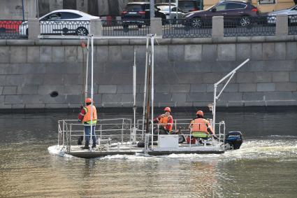 Москва. Рабочие убирают на зиму плавучие фонтаны Водоотводного канала.