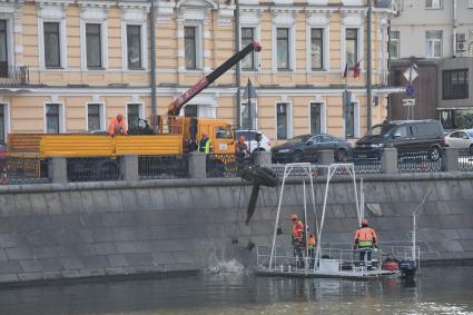 Москва. Рабочие убирают на зиму плавучие фонтаны Водоотводного канала.