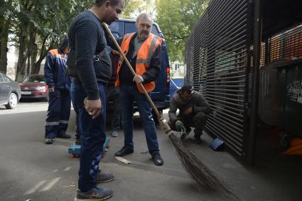 Москва. Корреспондент `Комсомольской правды`Владимир Перекрест попробовал работать дворником.