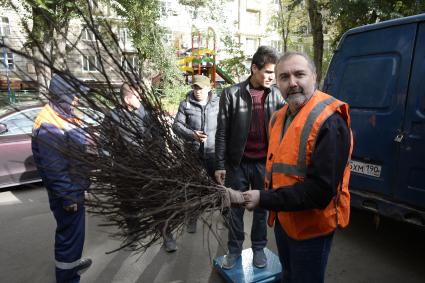 Москва. Корреспондент `Комсомольской правды`Владимир Перекрест попробовал работать дворником.