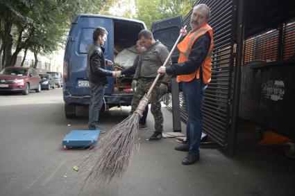 Москва. Корреспондент `Комсомольской правды`Владимир Перекрест попробовал работать дворником.