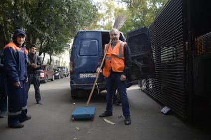 Москва. Корреспондент `Комсомольской правды`Владимир Перекрест попробовал работать дворником.