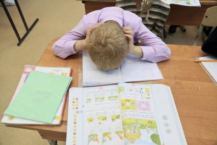 Барнаул. Мальчик во время урока в классе.