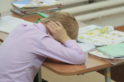 Барнаул. Мальчик во время урока в классе.
