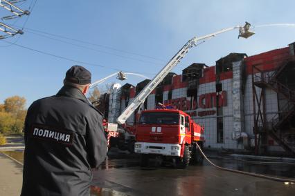 Иркутск. Во время тушения пожара в мебельном магазине гипермаркете `Мебель Сити`.