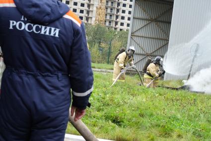 Ленинградская область.   Спасатели МЧС  во время комплексных учений по ликвидации аварийной ситуации , проводящихся в рамках Всероссийской тренировки по Гражданской обороне.