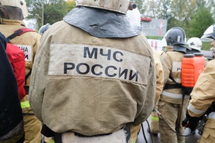 Ленинградская область. Спасатели МЧС во время комплексных учений по ликвидации аварийной ситуации , проводящихся в рамках Всероссийской тренировки по Гражданской обороне.