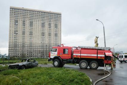 Ленинградская область.   Спасатели МЧС  во время комплексных учений по ликвидации аварийной ситуации , проводящихся в рамках Всероссийской тренировки по Гражданской обороне.