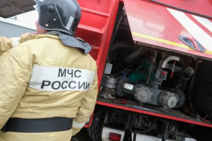 Ленинградская область. Спасатели МЧС во время комплексных учений по ликвидации аварийной ситуации , проводящихся в рамках Всероссийской тренировки по Гражданской обороне.