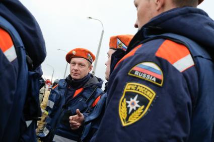 Ленинградская область.   Спасатели МЧС  во время комплексных учений по ликвидации аварийной ситуации , проводящихся в рамках Всероссийской тренировки по Гражданской обороне.