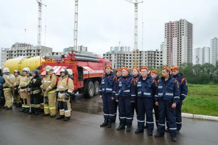 Ленинградская область.   Спасатели МЧС  во время комплексных учений по ликвидации аварийной ситуации , проводящихся в рамках Всероссийской тренировки по Гражданской обороне.