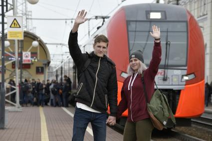 Тула. Молодые люди на перроне железнодорожного вокзала.