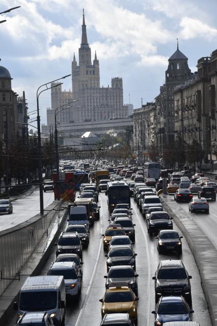 Москва. Автомобильное движение на Садовом кольце.