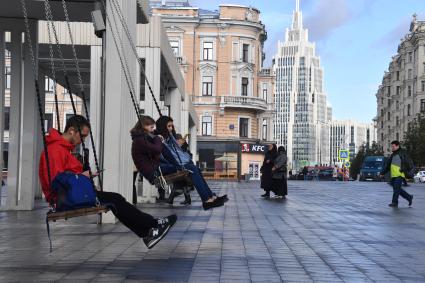 Москва. Качели на Триумфальной площади.