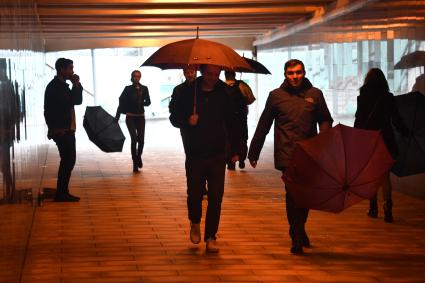 Москва. Пешеходы в подземном переходе.