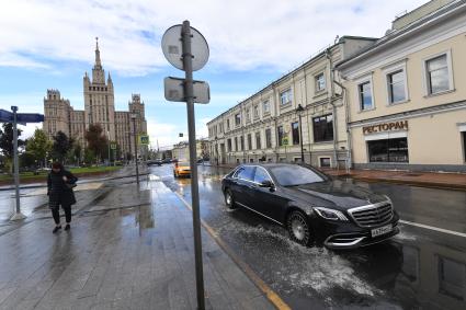 Москва. Вид на высотное здание на Кудринской площади.