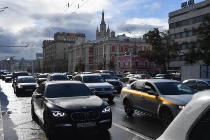 Москва. Автомобильное движение на Садовом кольце.