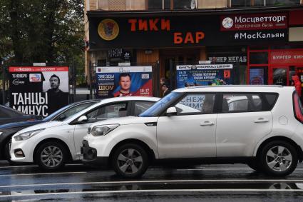 Москва. Афиши на улице города.