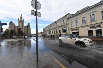 Москва. Вид на высотное здание на Кудринской площади.