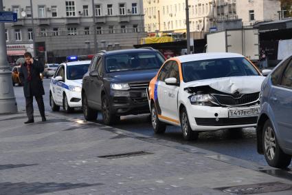 Москва. Разбитый автомобиль каршеринговой системы `Яндекс Драйв ` на Триумфальной площади.