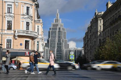 Москва. Вид на торговый центр `Оружейный`.