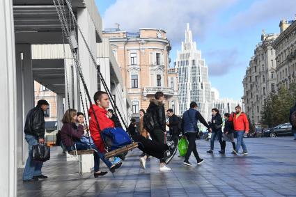 Москва. Качели на Триумфальной площади.