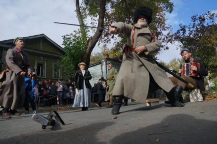 Самара. Участники фестиваля `Ожившие страницы истории`, посвященного военно-истрическим событиям 1918 года и установлению Советской власти в городе.