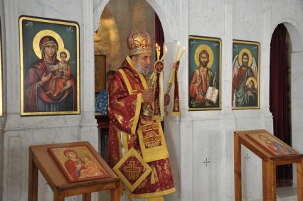 Сирия, Маалюл.  Священник проводит службу в восстановленном  после захвата и разрушения боевиками храме в Маалюла.