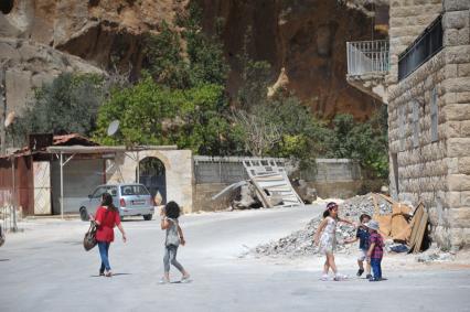 Сирия, Маалюл. Дети играют у стен восстановленного после захвата и разрушения боевиками храма в Маалюла.