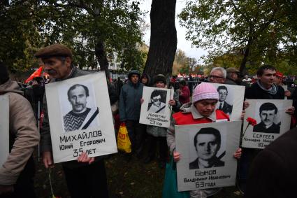 Москва.  Участники траурного шествия в память о трагических событиях в Москве в октябре 1993 года.