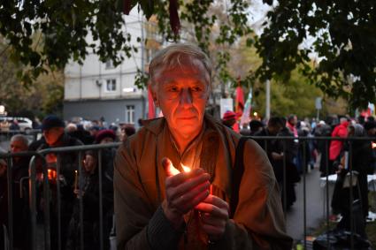 Москва.  Участник траурного шествия в память о трагических событиях в Москве в октябре 1993 года.