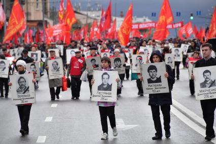 Москва.  Участники траурного шествия в память о трагических событиях в Москве в октябре 1993 года.