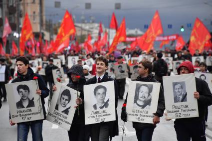 Москва.  Участники траурного шествия в память о трагических событиях в Москве в октябре 1993 года.